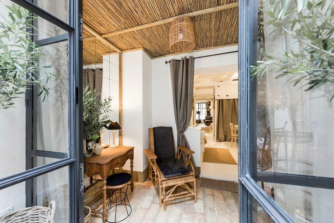 Trastevere Gem Cozy Light-Filled Retreat Rome Apartment